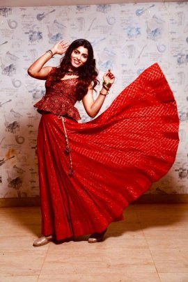 Actress Sai Dhanshika Charming Images Tamil Gallery