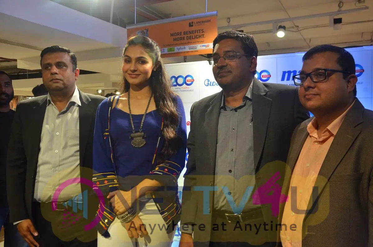 Andrea Jeremiah Launches 200 Th Max Fashion India Show Room Images  Tamil Gallery