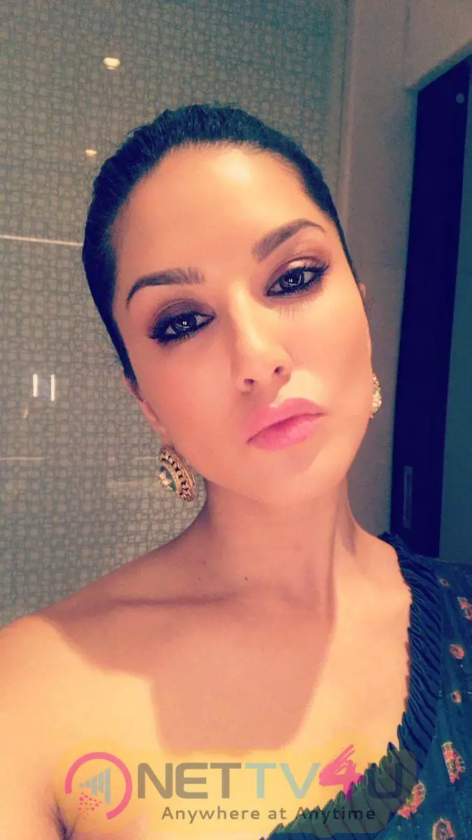 Sunny Leone Unseen Photos Hindi Gallery