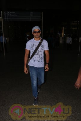 Actor Farhan Akhtar Spotted At Airport Stills Hindi Gallery