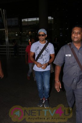 Actor Farhan Akhtar Spotted At Airport Stills Hindi Gallery