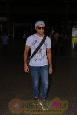 Actor Farhan Akhtar Spotted At Airport Stills Hindi Gallery