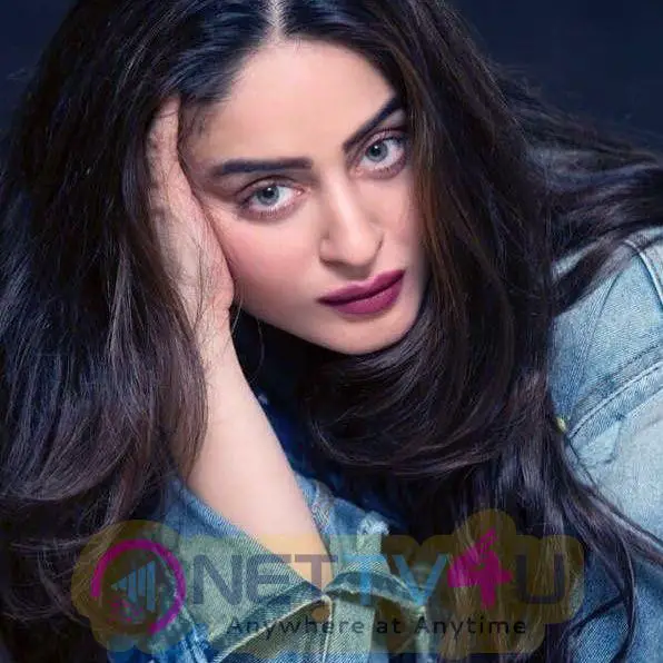 Actress Mahhi Vij Romantic Pics  Hindi Gallery