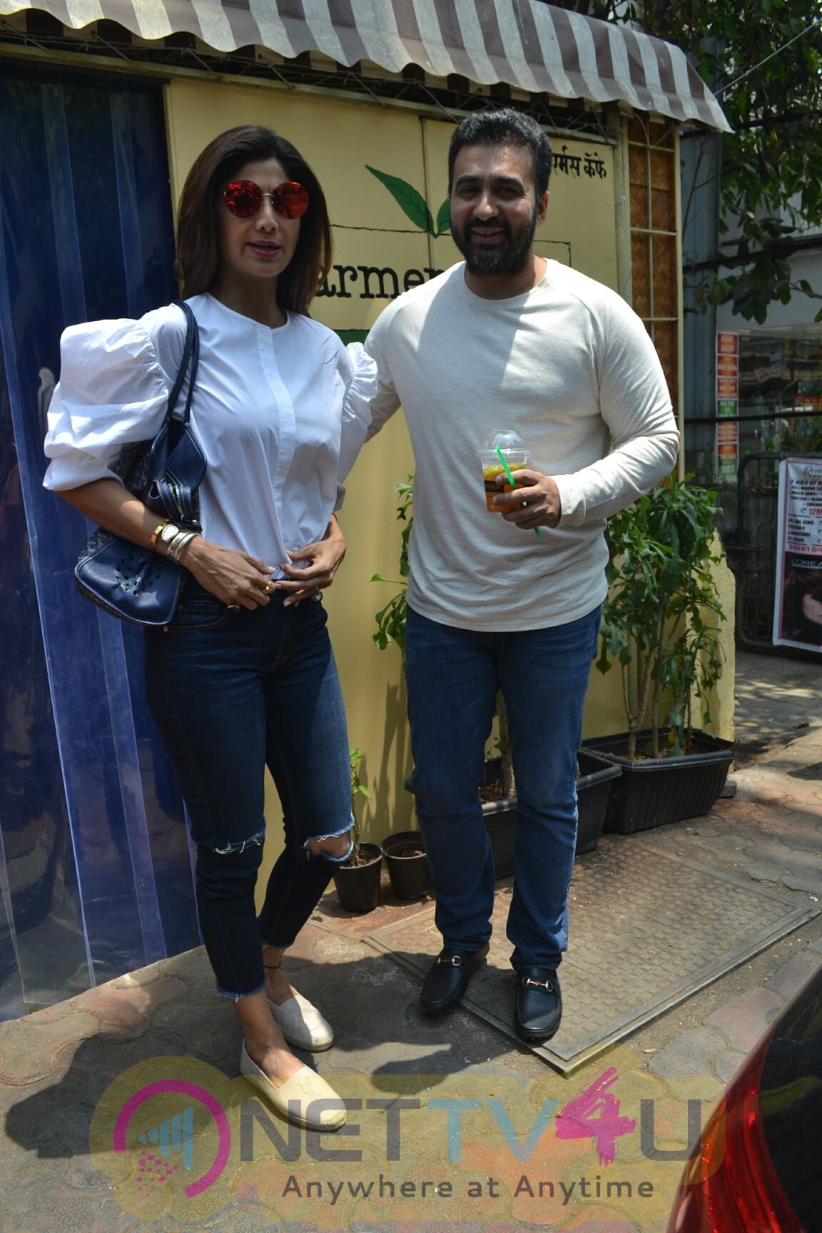 Shilpa Shetty & Raj Kundra Came To  Farmers Cafe In Bandra Hindi Gallery