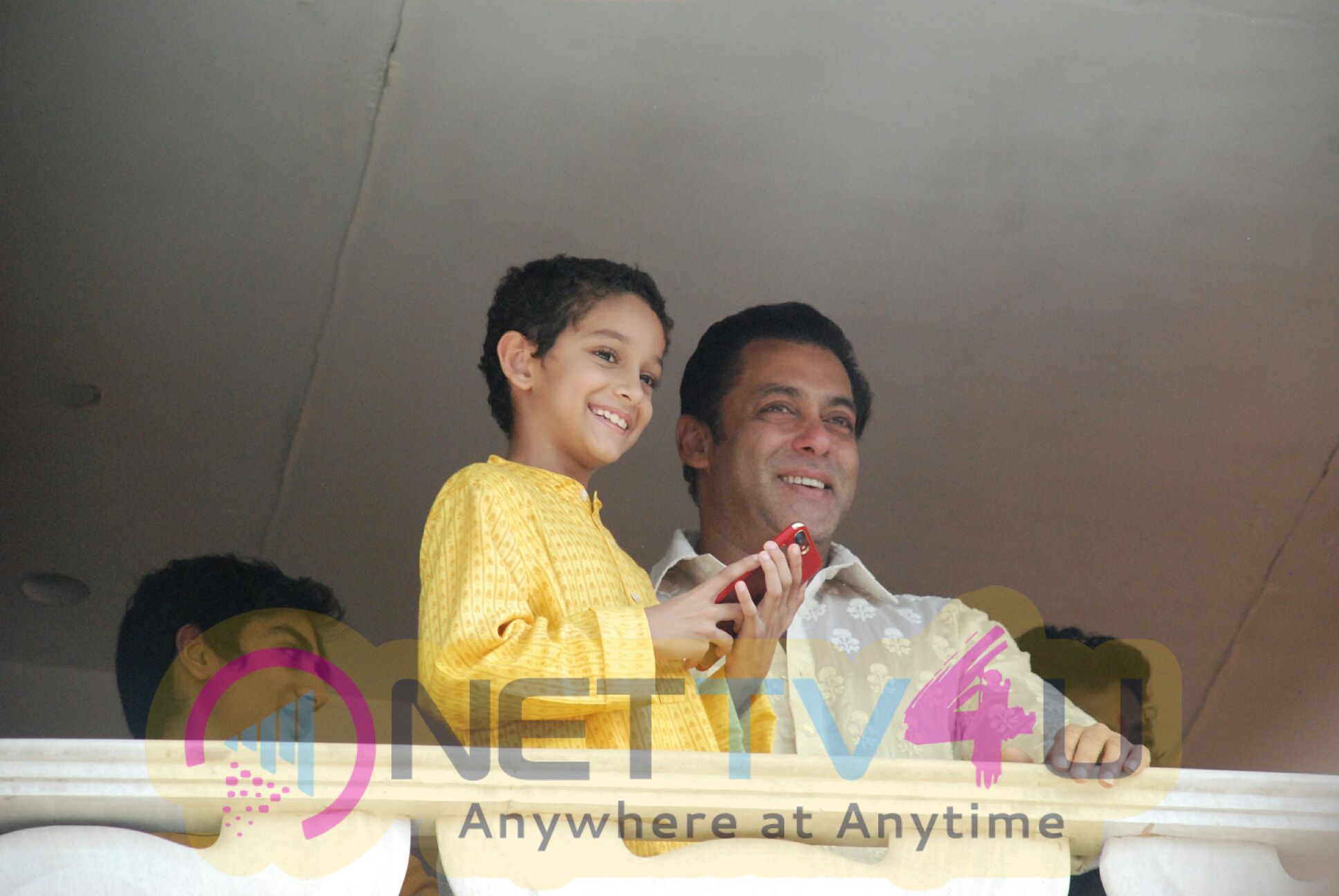 Salman Khan Waves To His Fans On Occasion Of EID Hindi Gallery