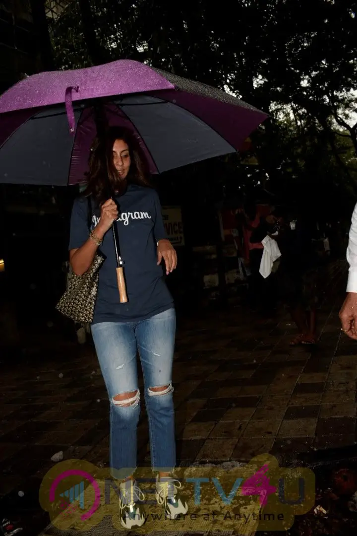 Shweta Bachchan  Spotted At Kromakay Salon In Juhu Images  Hindi Gallery