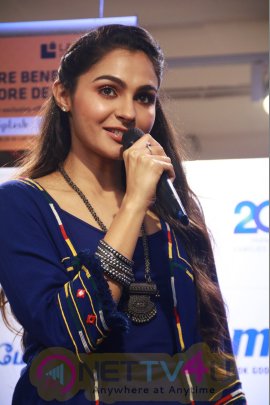 Actress Andrea Jeremiah Good Looking Photos Tamil Gallery