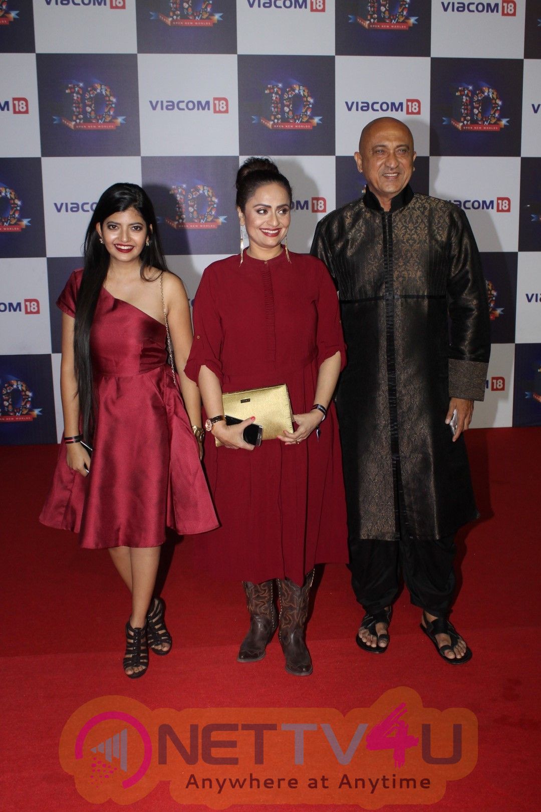Malaika Arora Khan & Mouni Roy At The Red Carpet Of Viacom 18,10 Years Anniversary Photos Hindi Gallery