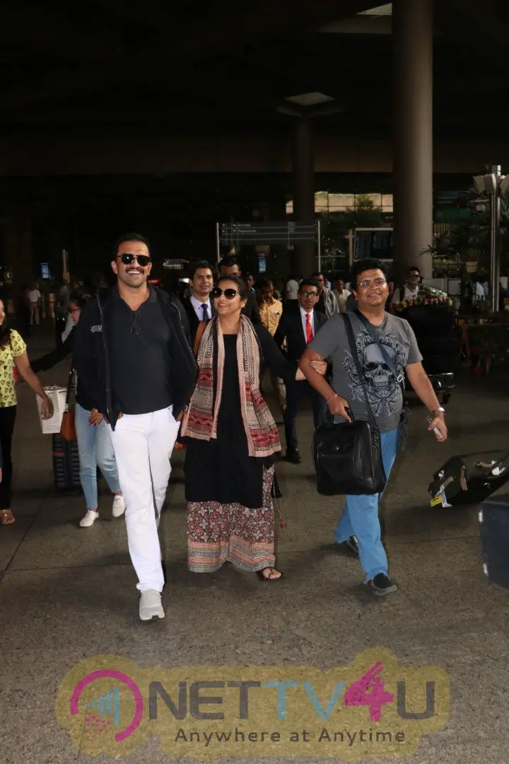Vidya Balan, Amit Gaur & Kainaat Arora Spotted At Airport Images Hindi Gallery