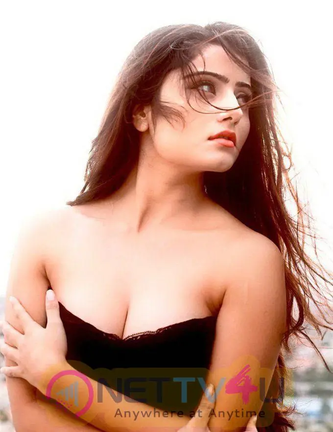 Actress Akanksha Juneja Cute Photos Hindi Gallery