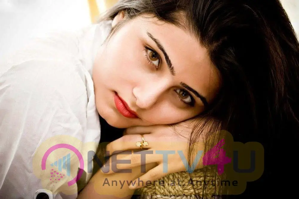 Actress Akanksha Juneja Cute Photos Hindi Gallery