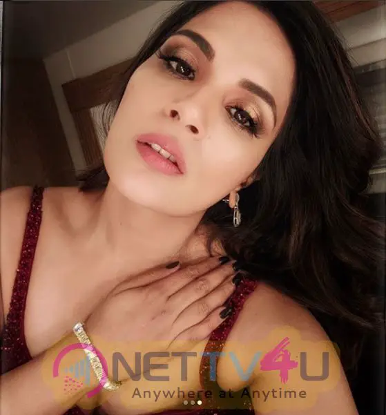 Actress Richa Chadda Romantic Pics Hindi Gallery
