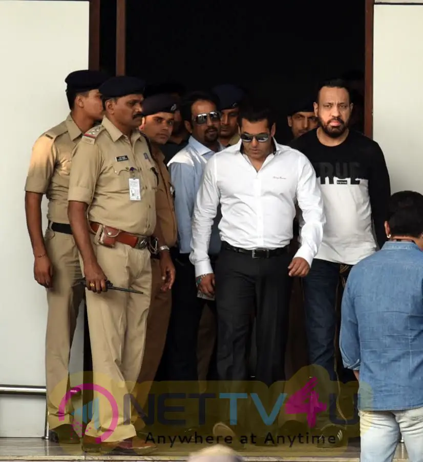 Actor Salman Khan Snapped On Arrival At Mumbai Domestic Airport Stills Hindi Gallery