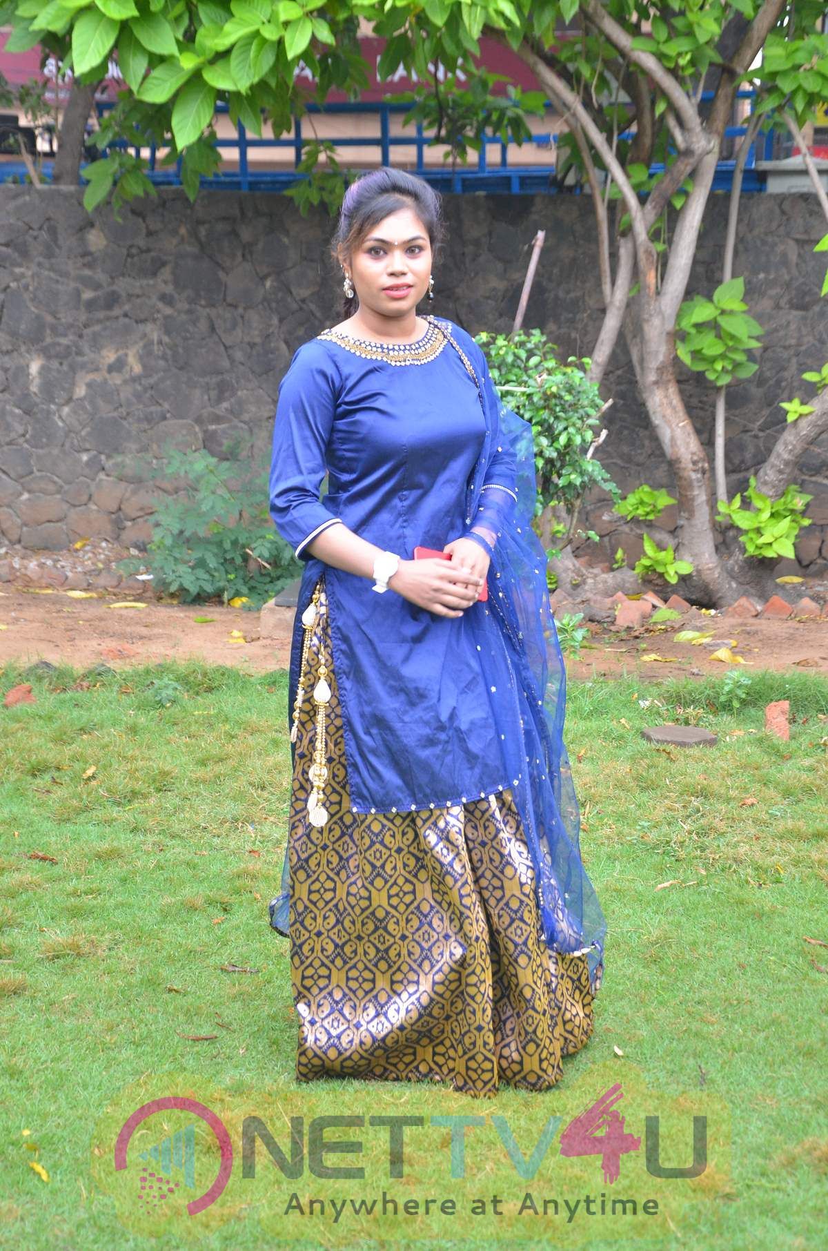 Anchor Divya Krishnan Cute Images Tamil Gallery