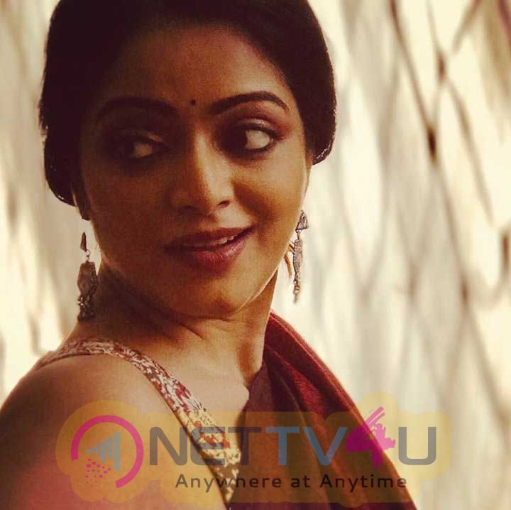 Actress Janani Iyer Charming Pics Tamil Gallery