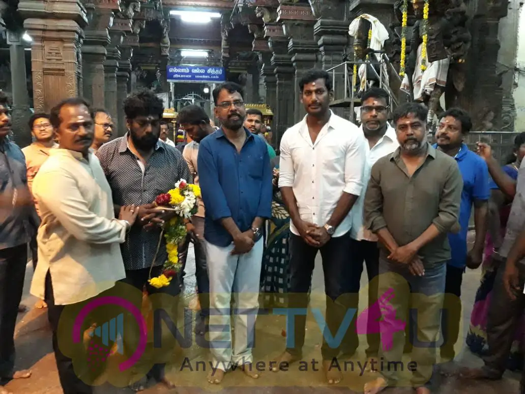 Sandakozhi 2 Team Special Prayers At Madurai Meenakshi Amman Temple For Kerala Floods Victim Stills Tamil Gallery