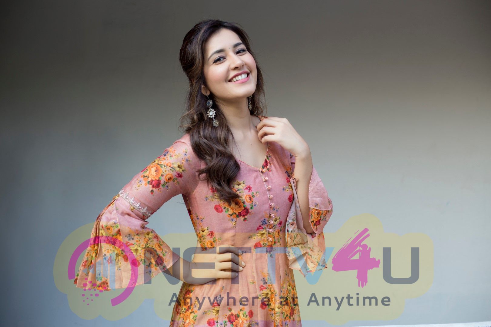 Actress Raashi Khanna Cute Pics Telugu Gallery