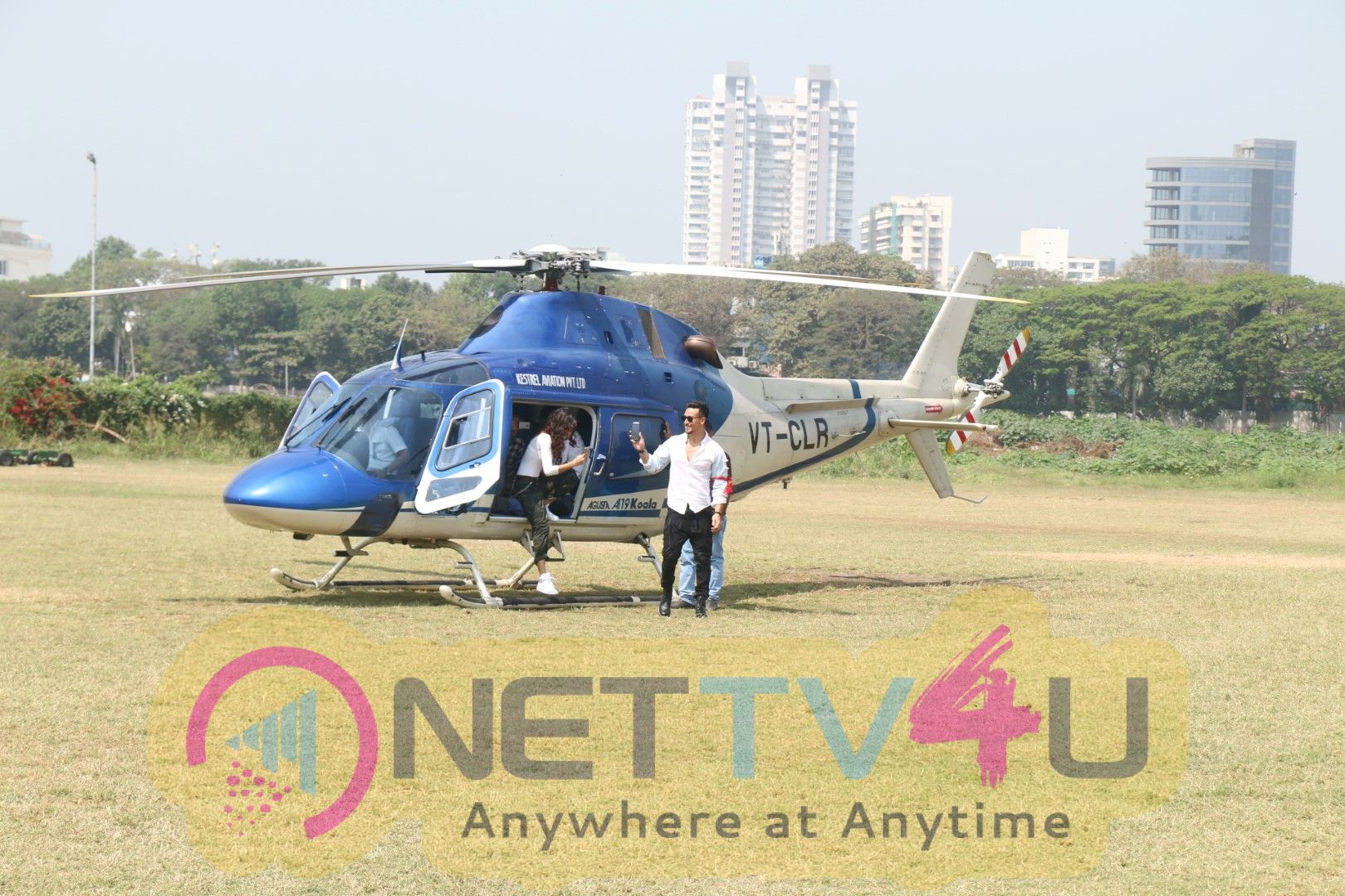 Tiger Shroff & Disha Patani Arrive In Chopper At Mahalaxmi Racecourse Pics Hindi Gallery