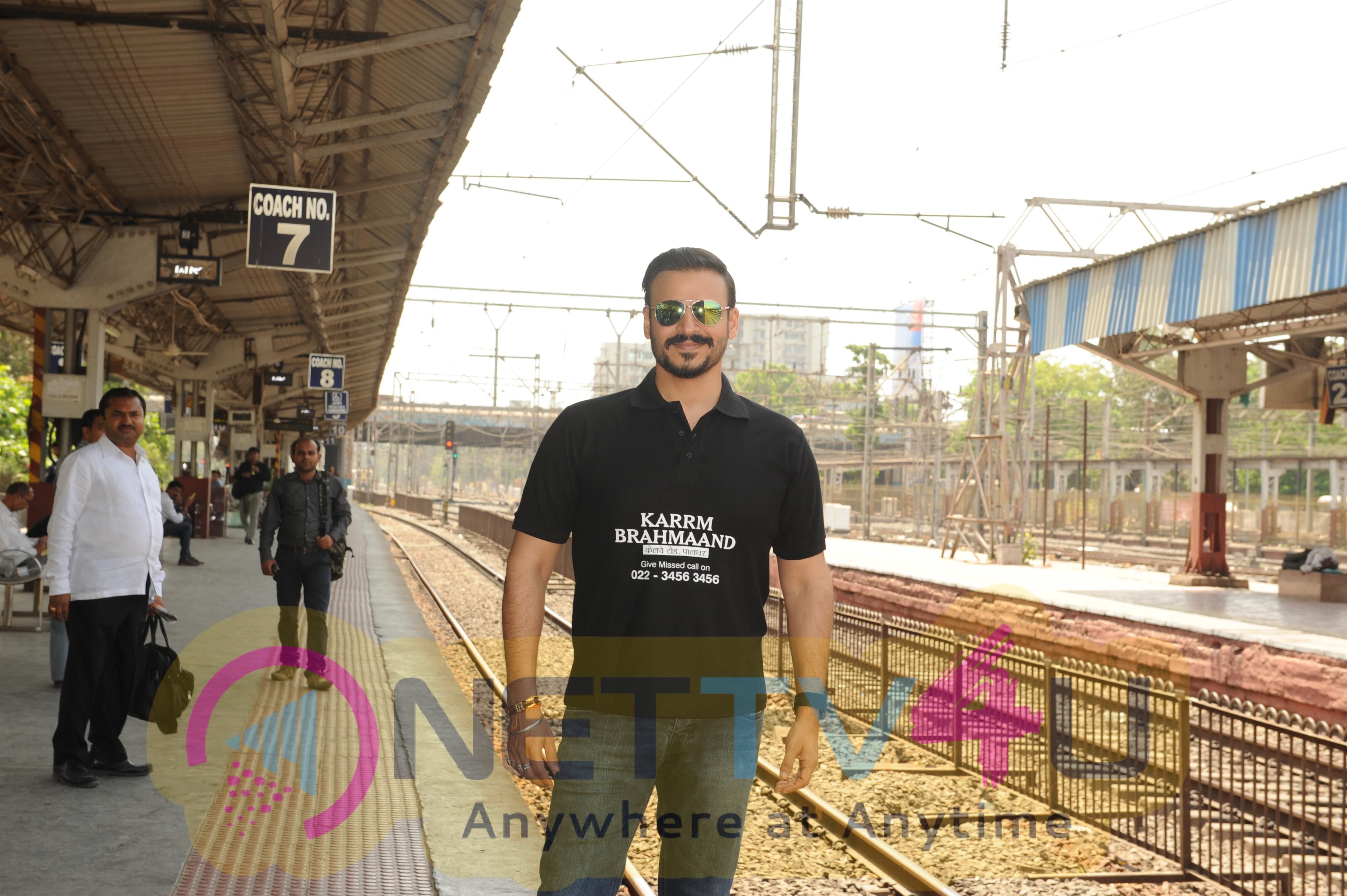 Stills Of Vivek Oberoi Snapped Travelling By Local Train To Kelve Road  Hindi Gallery