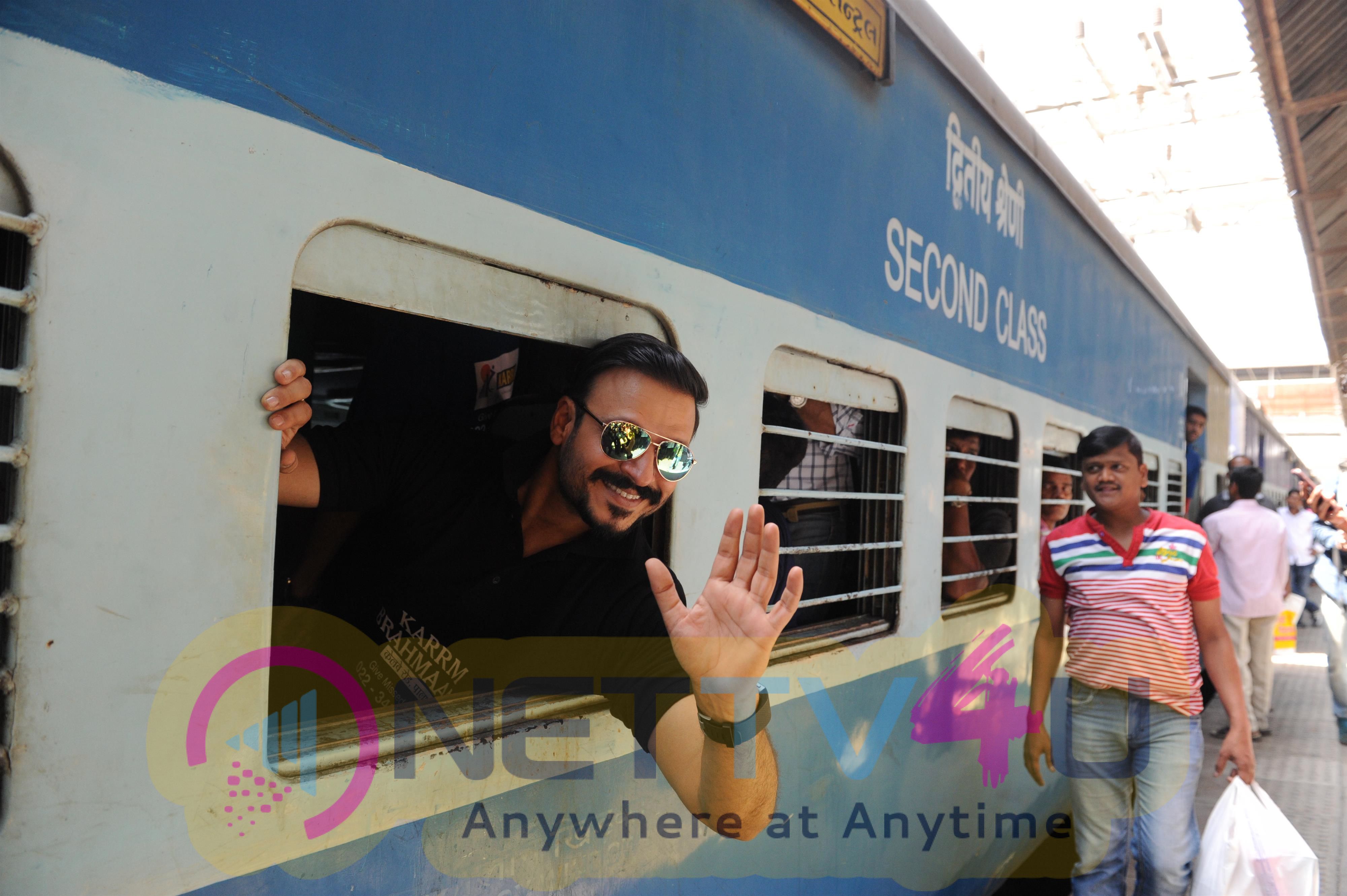 Stills Of Vivek Oberoi Snapped Travelling By Local Train To Kelve Road  Hindi Gallery