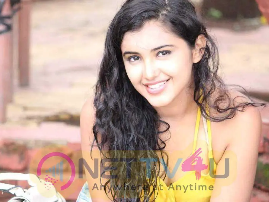 Malvika Sharma Unseen Rare Photos Hindi Gallery