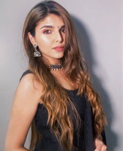 Ashi Khanna Hindi YouTuber