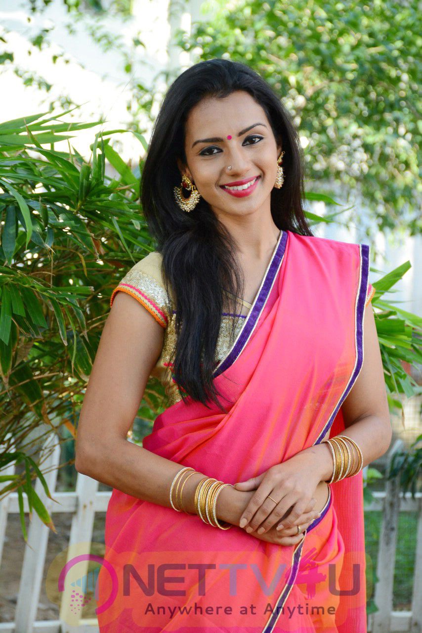 Actress Sruthi Hariharan Lovely Stills Kannada Gallery