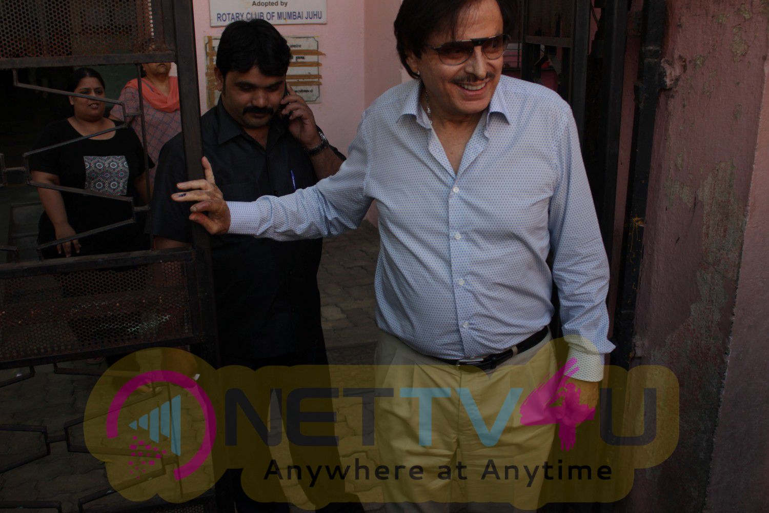 Photos Of Anu Malik & Sanjay Khan Cast Their Vote Hindi Gallery