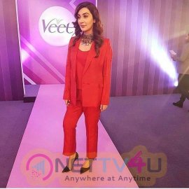 Pakistani Actresses Who Look Hot In Red Photos Hindi Gallery