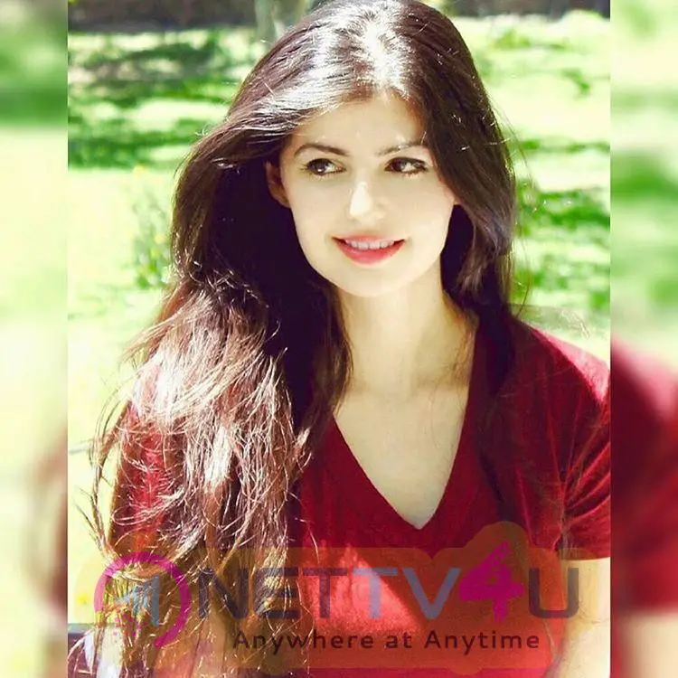 Pakistani Actresses Who Look Hot In Red Photos Hindi Gallery
