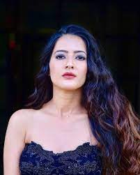 Soundous Moufakir Hindi Model