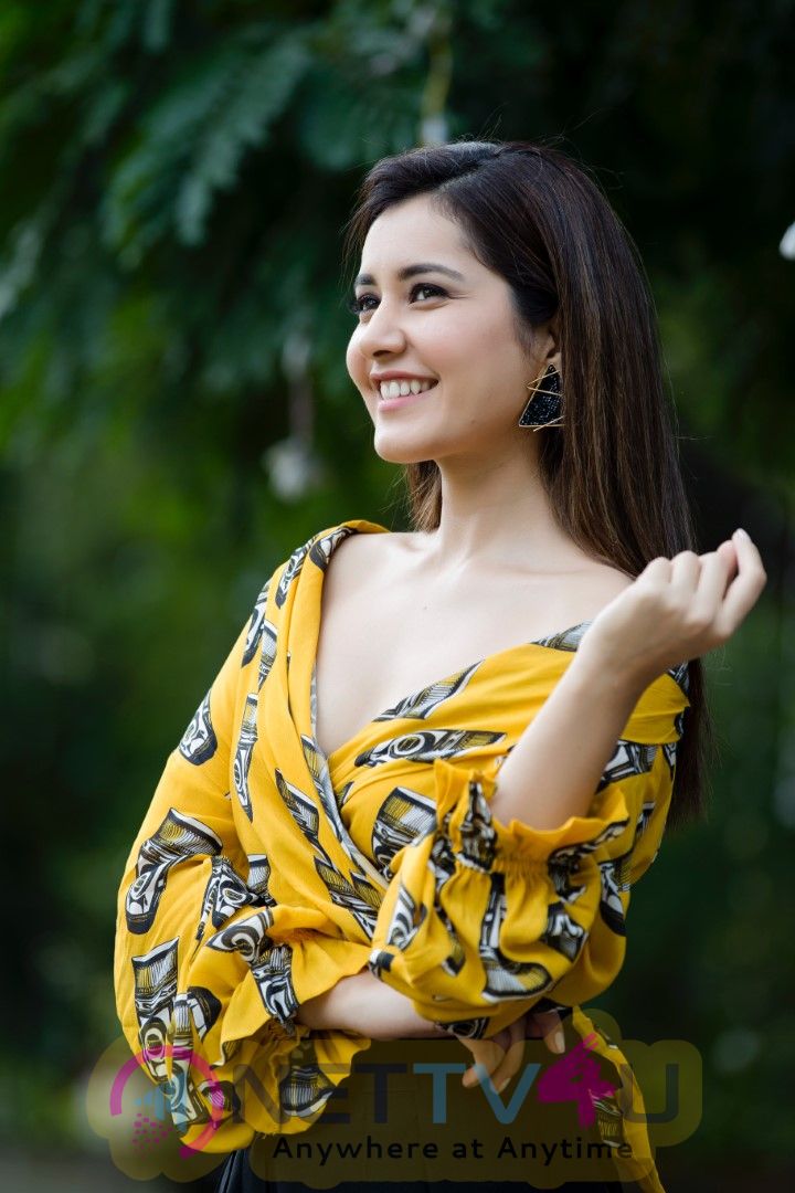 Actress Raashi Khanna Cute Pics Telugu Gallery