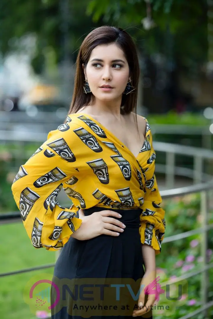 Actress Raashi Khanna Cute Pics Telugu Gallery