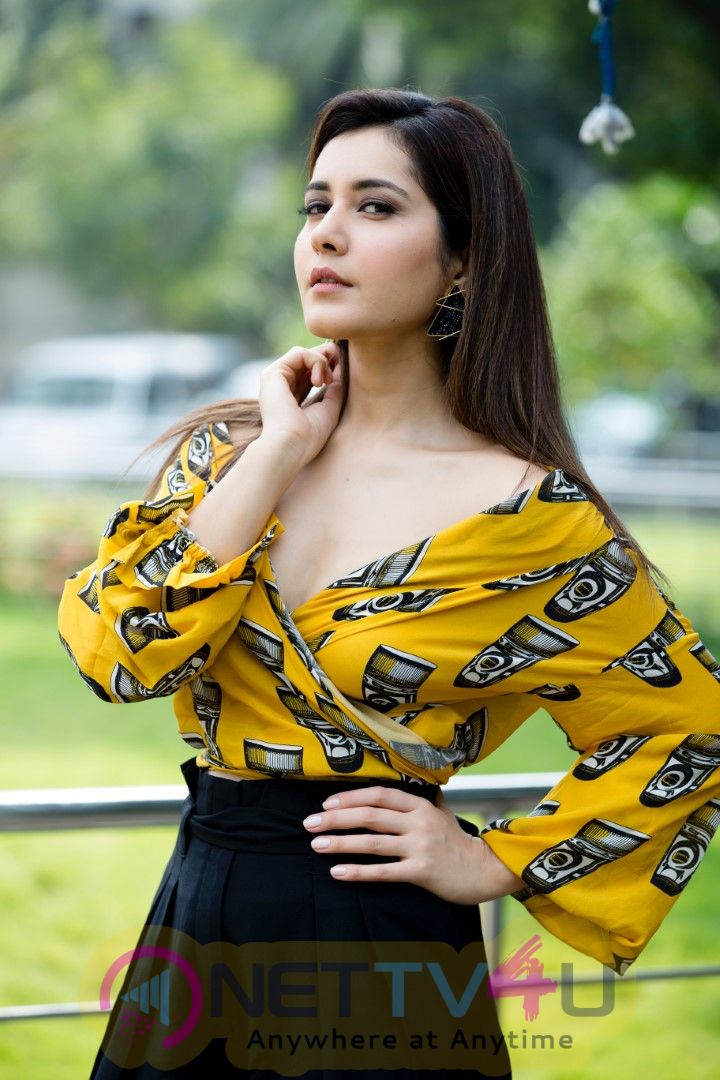 Actress Raashi Khanna Cute Pics Telugu Gallery