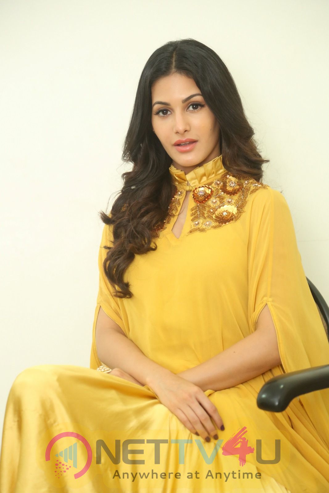 Actress Amyra Dastur Lovely Images Hindi Gallery