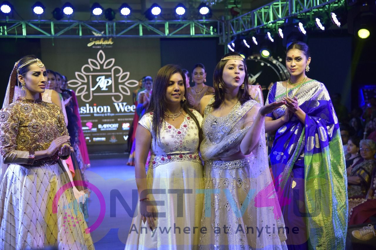 Mannara Chopra In Ethnic Wear As A Showstopper For Ap Fashion Week Telugu Gallery
