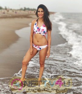 Actress Aahana Kumra Angelic Images Hindi Gallery