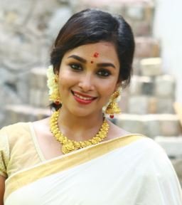 Tamil Movie Actress Pon Swathi