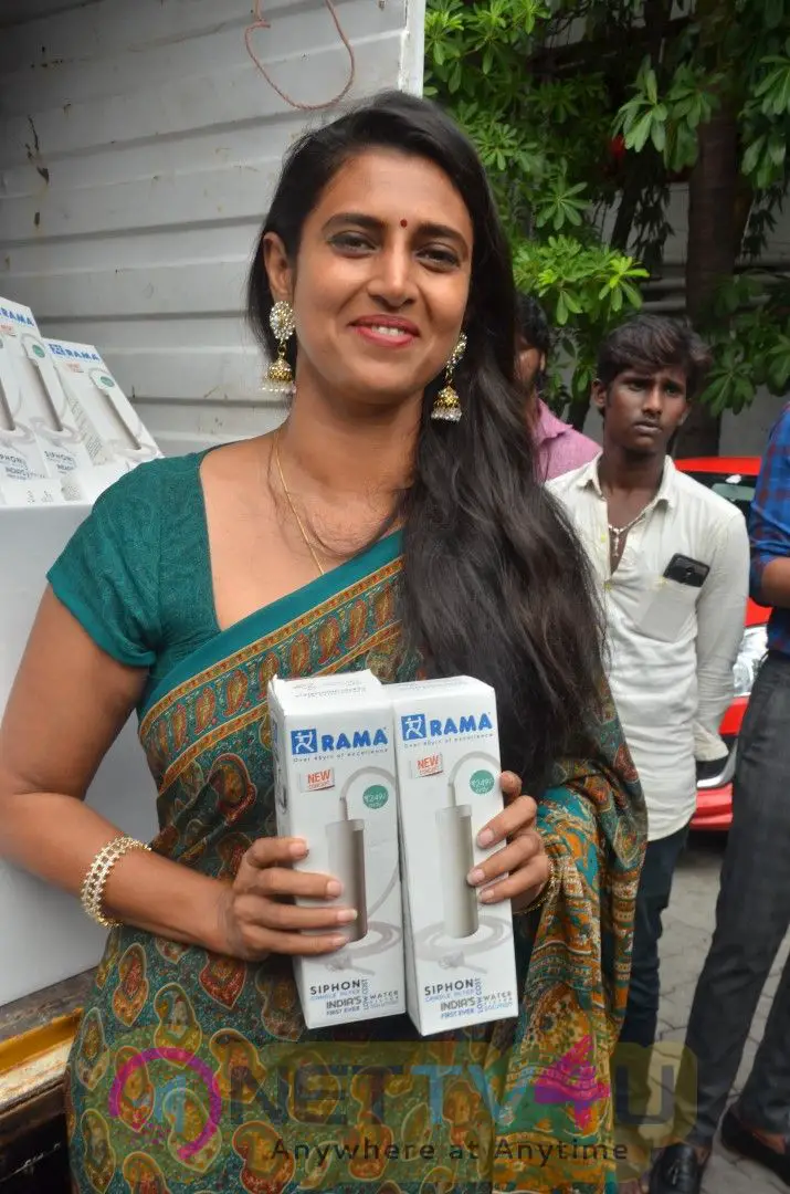 Actress Kasthuri Funds Gaja Relief Photos Tamil Gallery