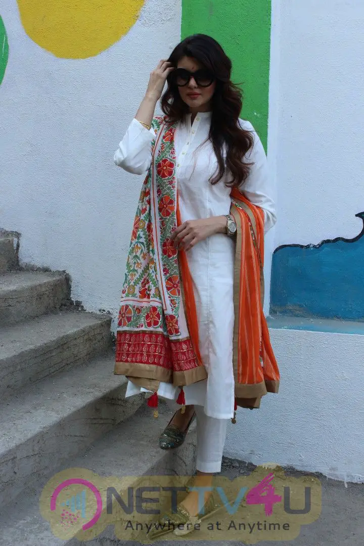 Actress Ihana Dhillon Cute Stills Hindi Gallery
