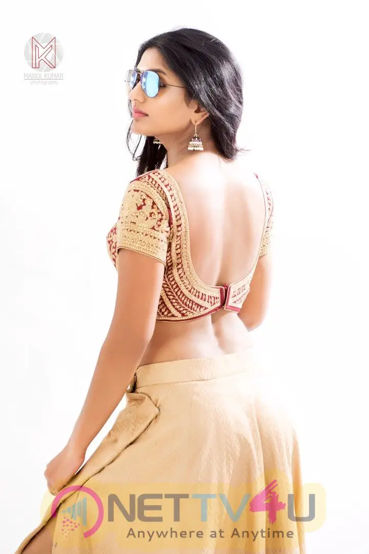 Actresses EESHA REBBA New Photoshoot Telugu Gallery
