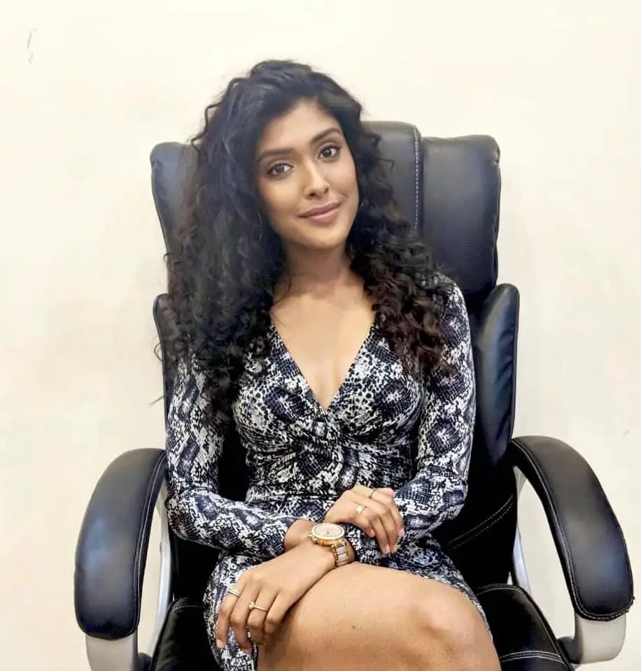 Bigil Movie Actress Gayathri Reddy Beautiful Images Tamil Gallery