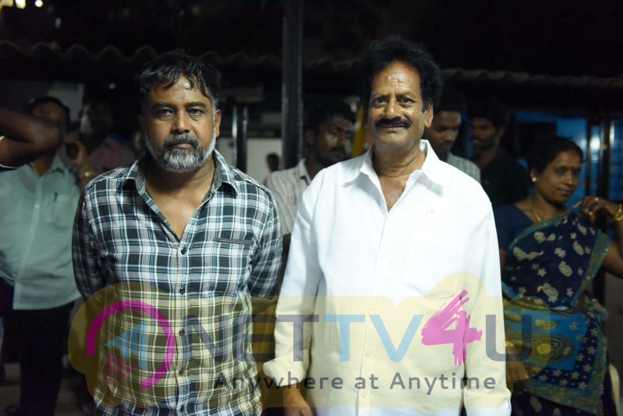 Vishal & Lingusamy Golden Surprises Sandakozhi 2 Crew Members On Farewell Day  Tamil Gallery