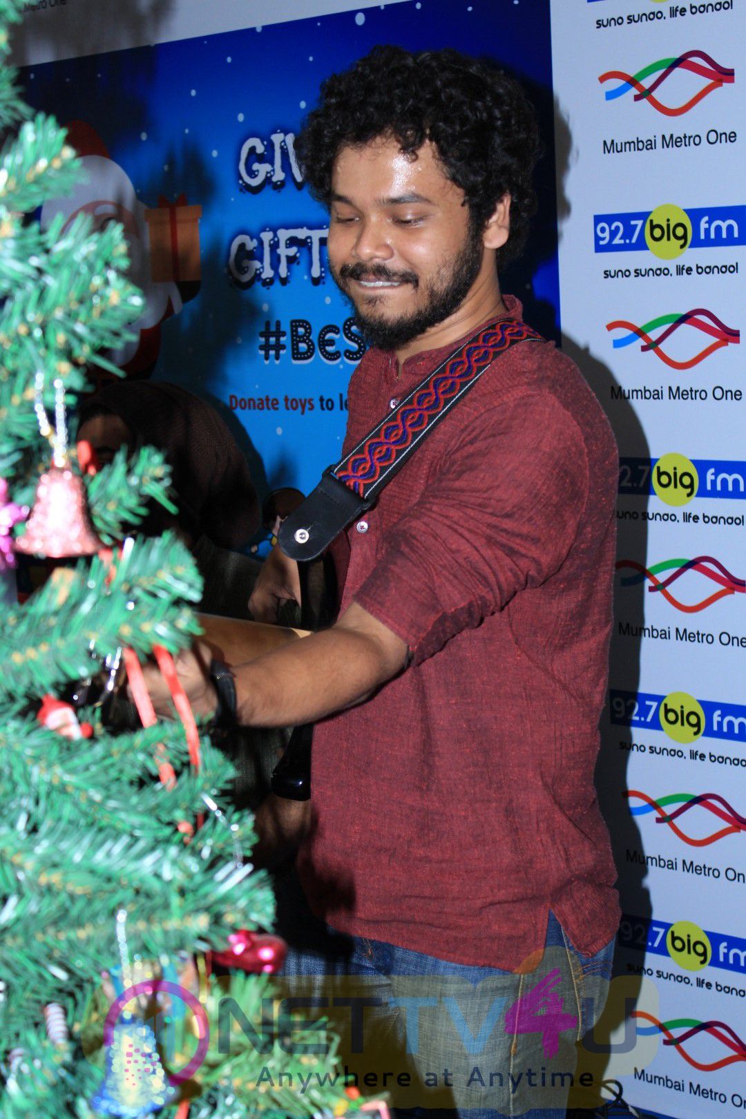 Big FM & Mumbai Metro Host Christmas Initiative BE SANTA With Palak Muchhal Photos Hindi Gallery