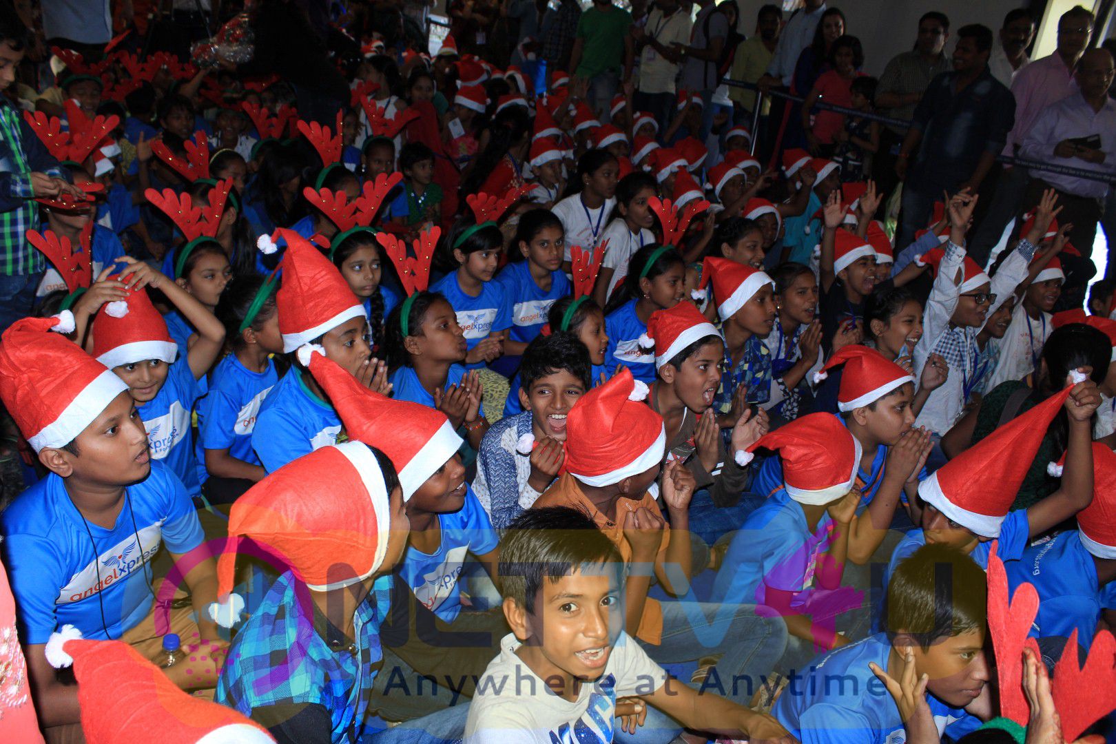 Big FM & Mumbai Metro Host Christmas Initiative BE SANTA With Palak Muchhal Photos Hindi Gallery