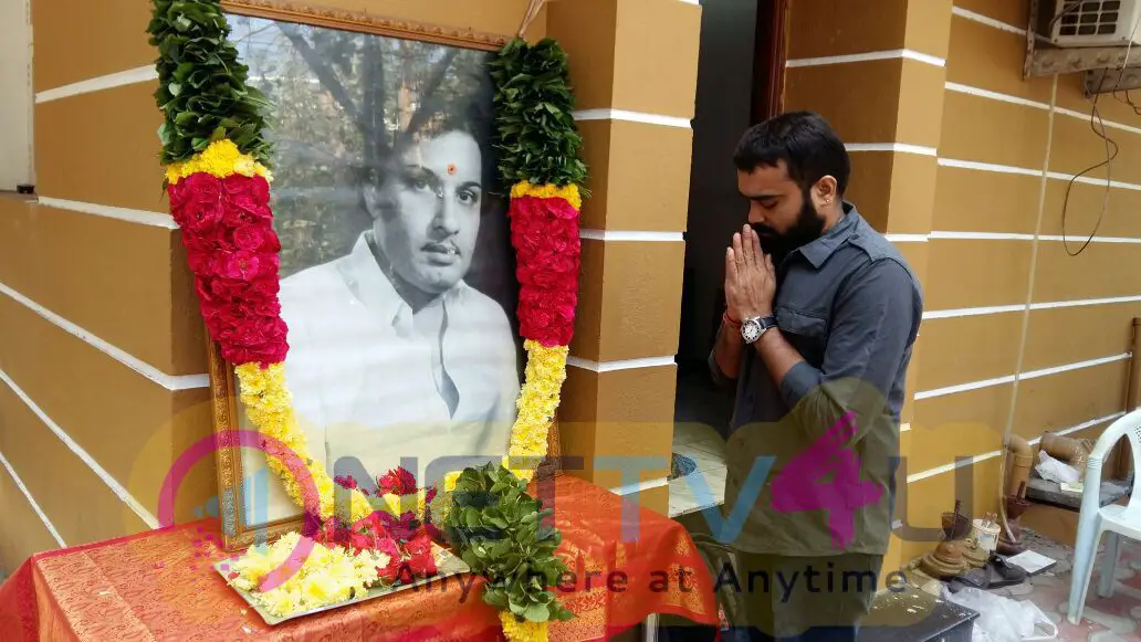 Nadigar Sangam Office Bearer Garlanded & Payed Respect To PuratchiThalaivar MGR On His Memorial Day Tamil Gallery