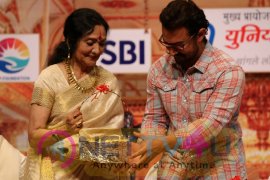 Amir Khan And Others Attend Master Dinanath Mangeshkar Puraskar 2017 Hindi Gallery