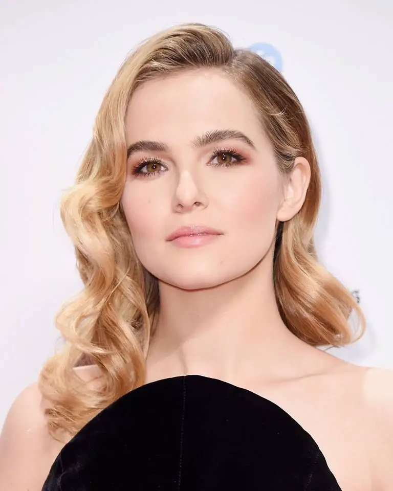 Actress Zoey Deutch Lovely Images English Gallery
