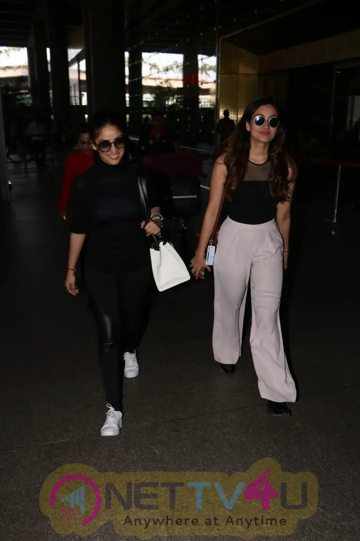 Images Of Yami Gautam With Her Sister Spotted At  Airport Hindi Gallery
