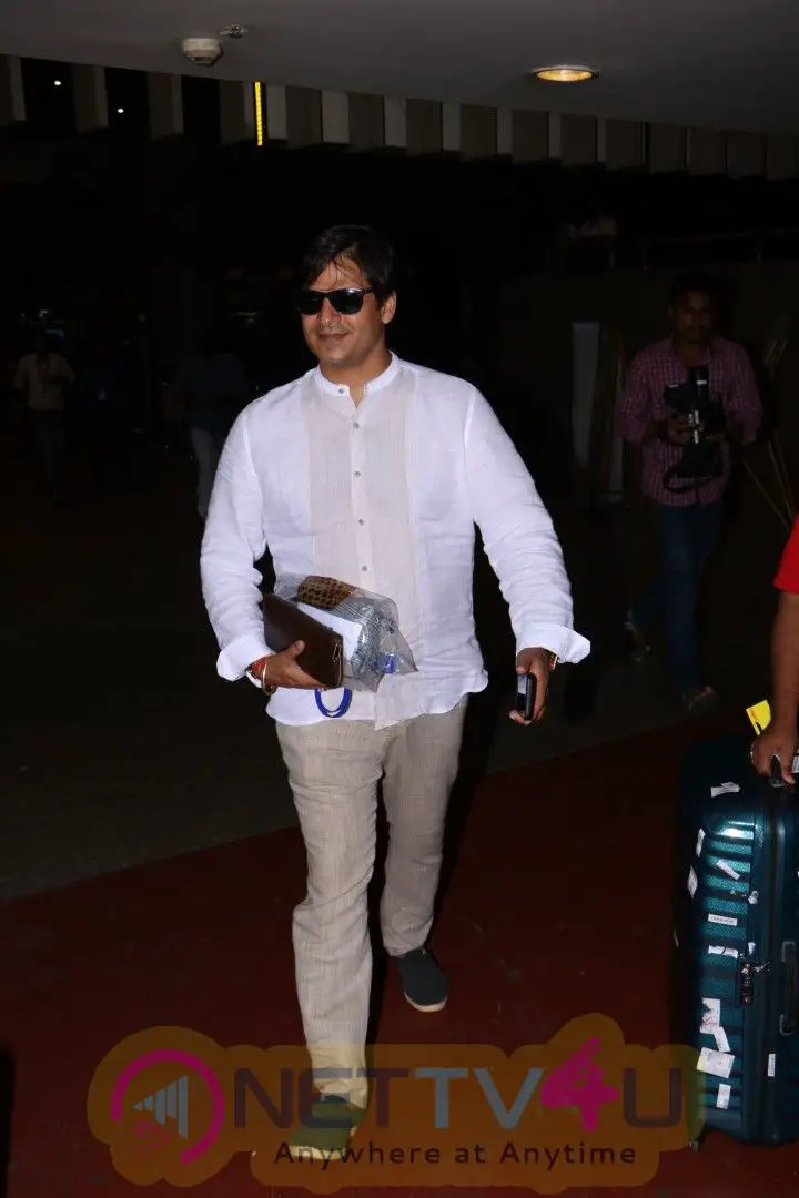 Vivek Oberoi Spotted At Airport Images Hindi Gallery